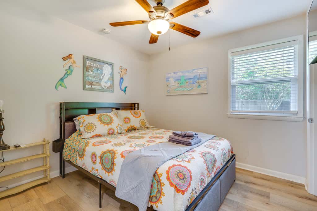 Fenced Yard! Family Getaway 6 Mi to Carolina Beach