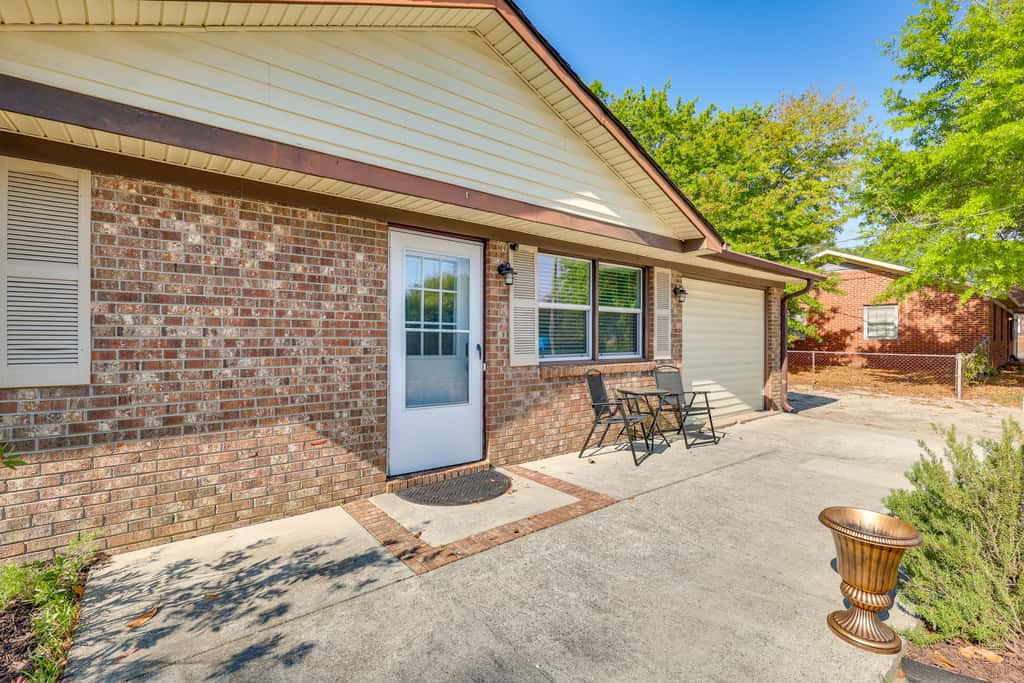 Fenced Yard! Family Getaway 6 Mi to Carolina Beach