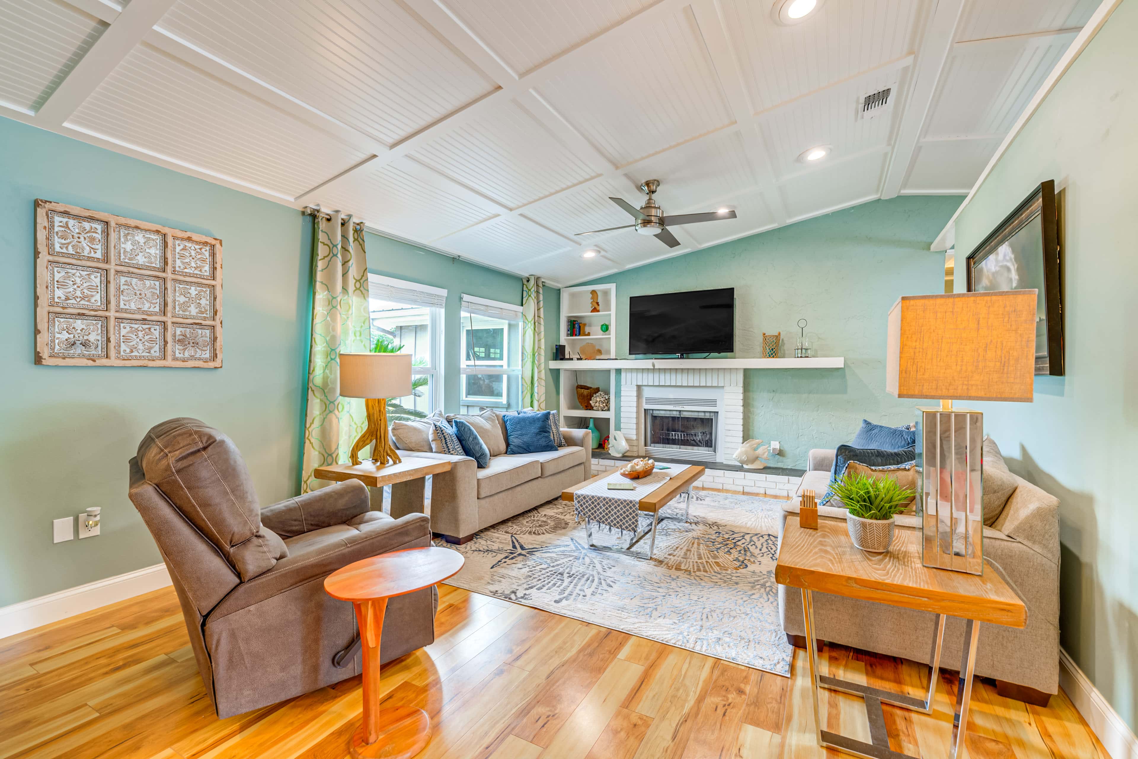 Coastal Group Getaway Near Three Sisters Springs