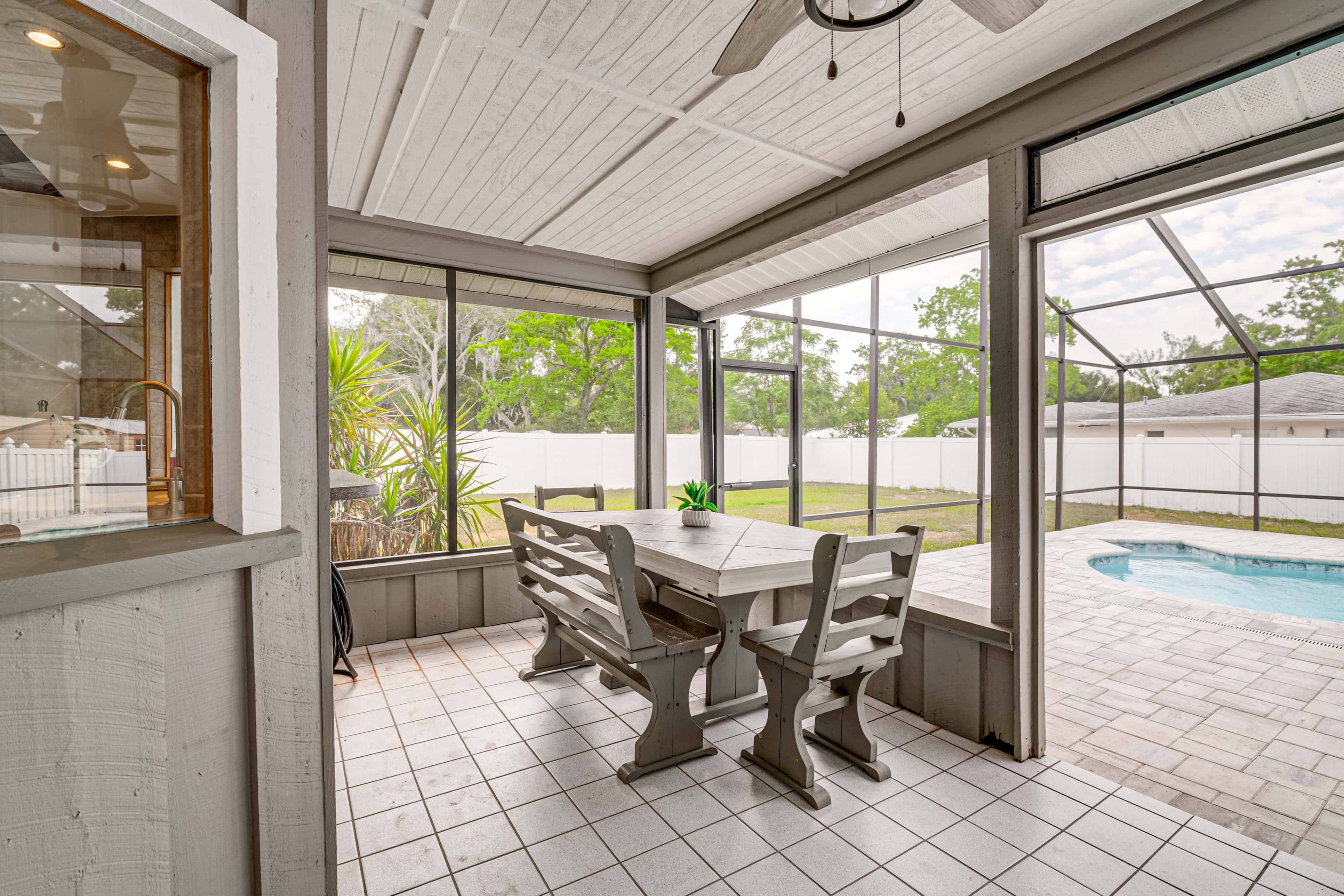 Coastal Group Getaway Near Three Sisters Springs