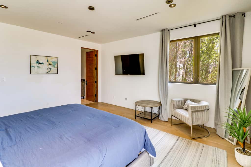 6,000-Sq-Ft Hollywood Hills Home w/ Pool, Hot Tub
