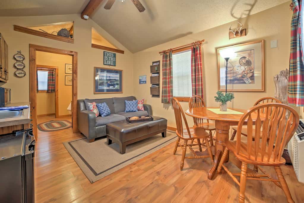 Near Shopping & Museums: Quiet Branson Cabin