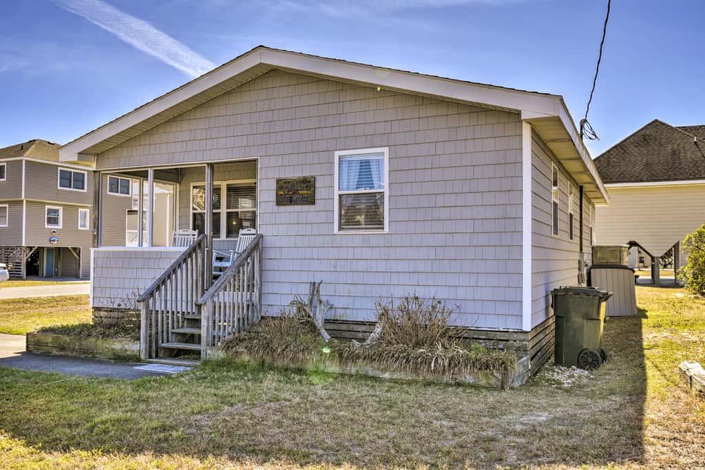 Nags Head Cottage: Screened Porch, Walk to Beach!