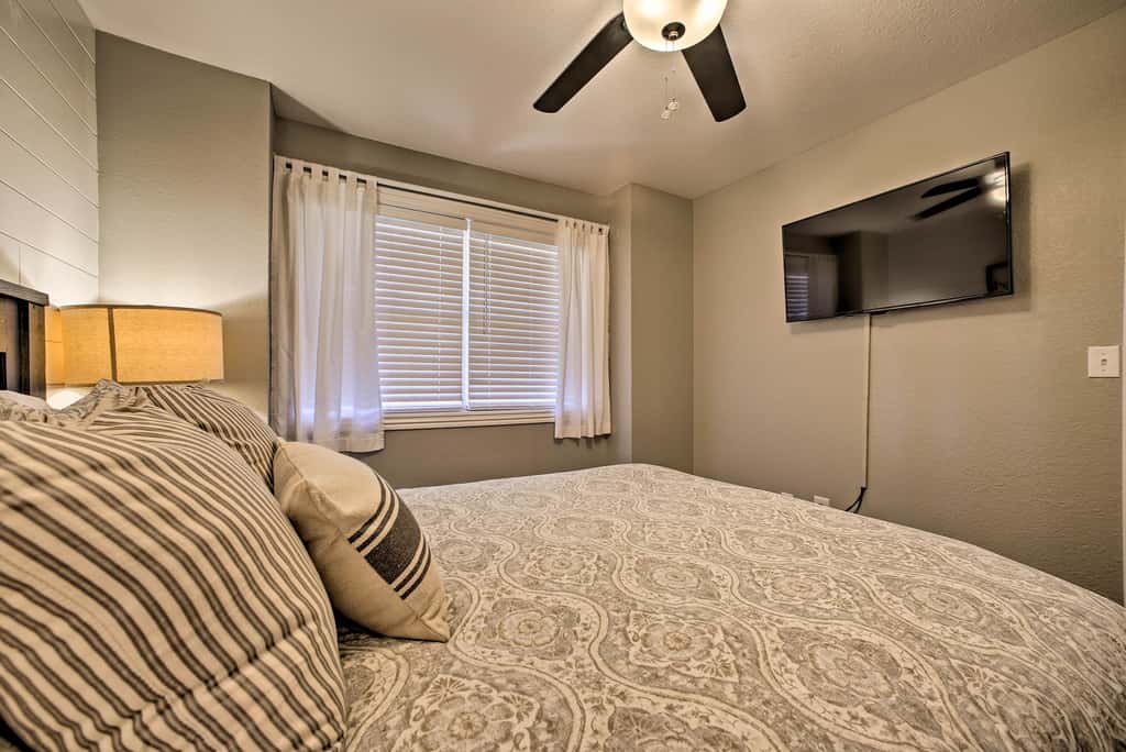 Walk to Table Rock Lake: Condo w/ Pool Access!