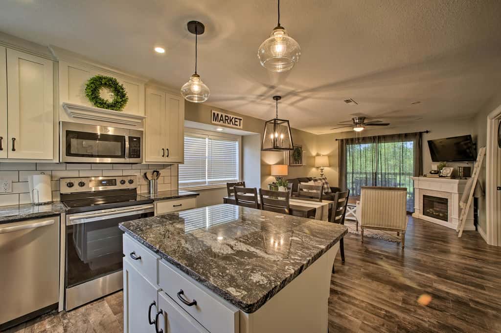 Walk to Table Rock Lake: Condo w/ Pool Access!