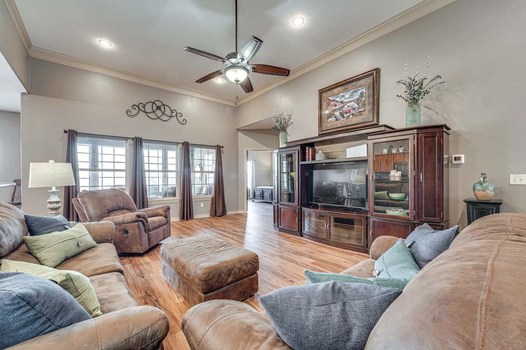 Relax Fireside: Branson West Gem w/ Hot Tub Access