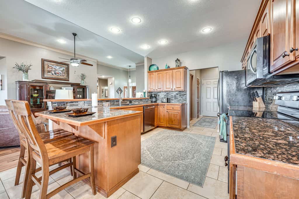 Relax Fireside: Branson West Gem w/ Hot Tub Access