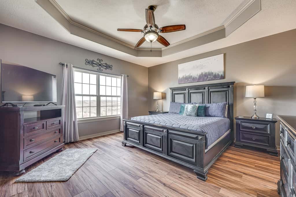 Relax Fireside: Branson West Gem w/ Hot Tub Access