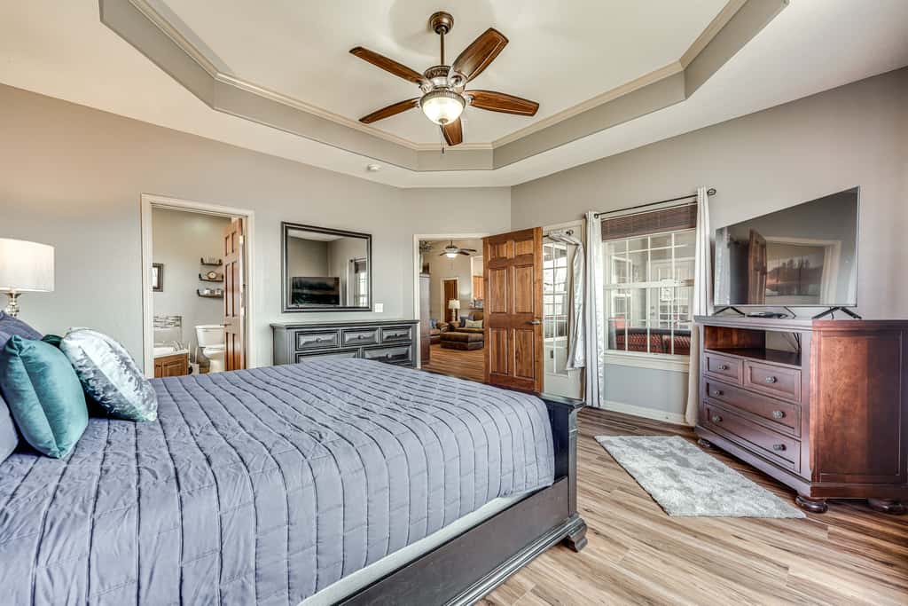 Relax Fireside: Branson West Gem w/ Hot Tub Access