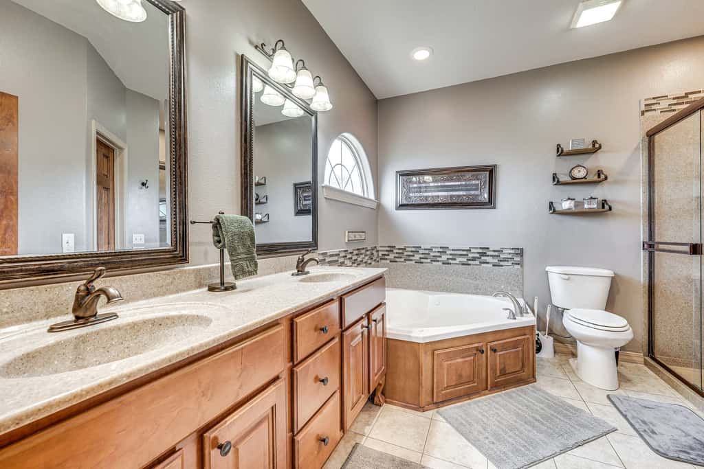 Relax Fireside: Branson West Gem w/ Hot Tub Access