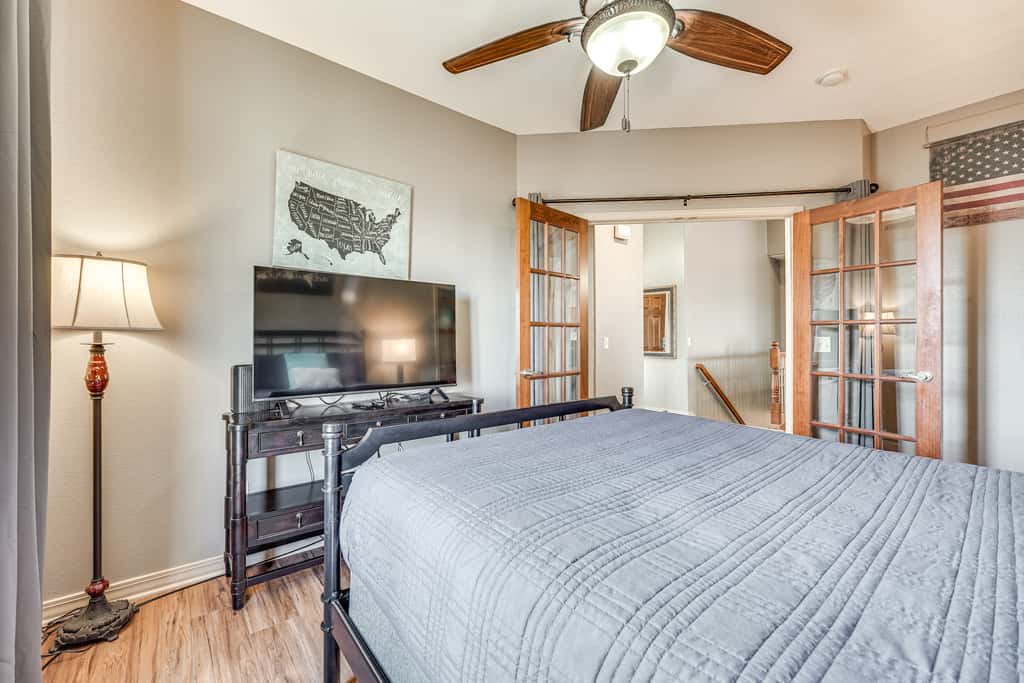 Relax Fireside: Branson West Gem w/ Hot Tub Access