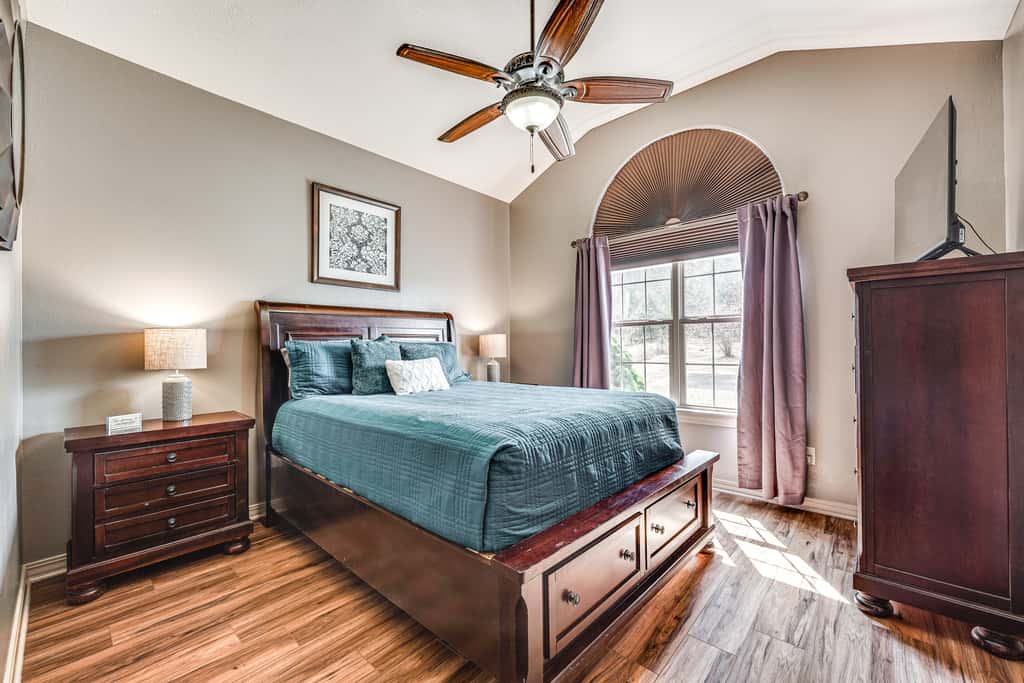 Relax Fireside: Branson West Gem w/ Hot Tub Access