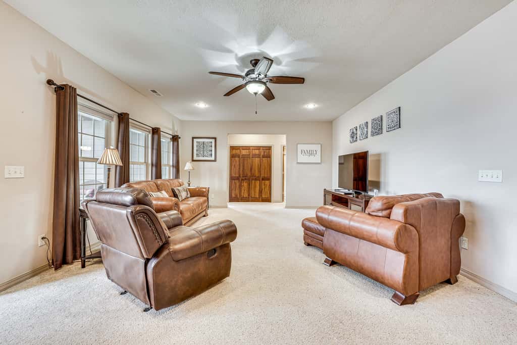 Relax Fireside: Branson West Gem w/ Hot Tub Access