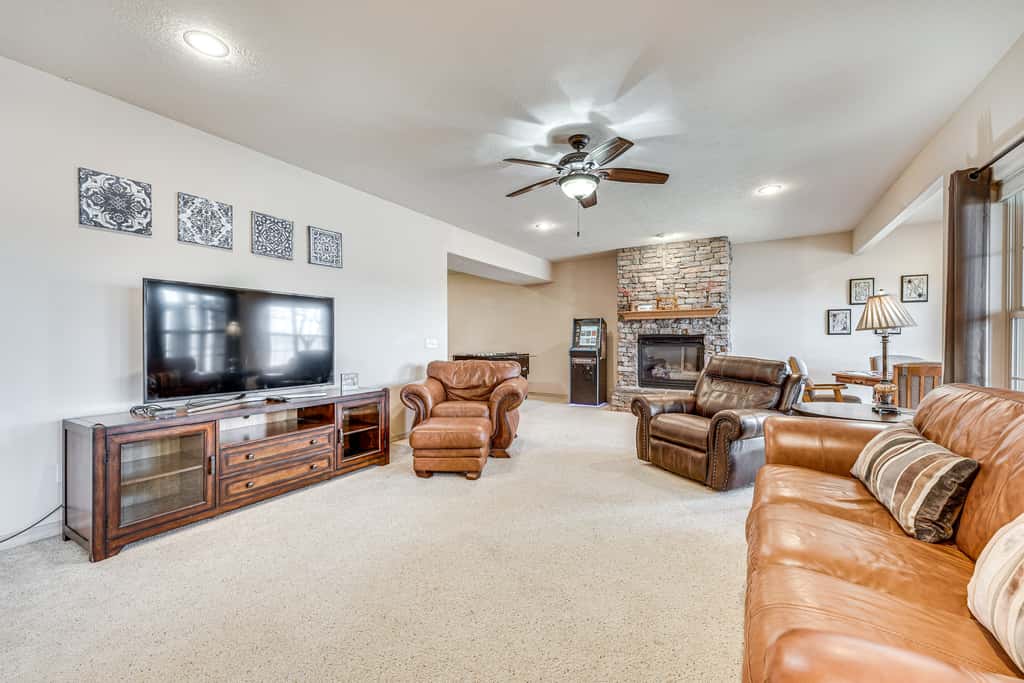 Relax Fireside: Branson West Gem w/ Hot Tub Access