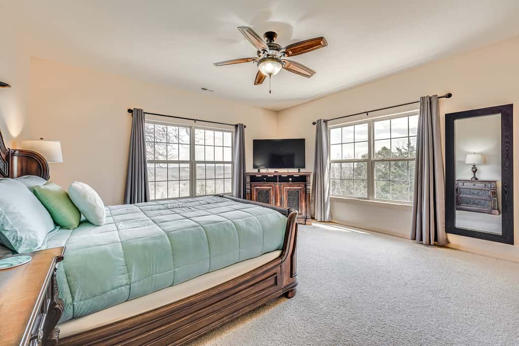 Relax Fireside: Branson West Gem w/ Hot Tub Access
