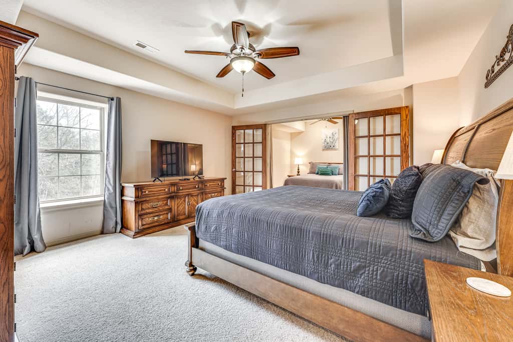 Relax Fireside: Branson West Gem w/ Hot Tub Access