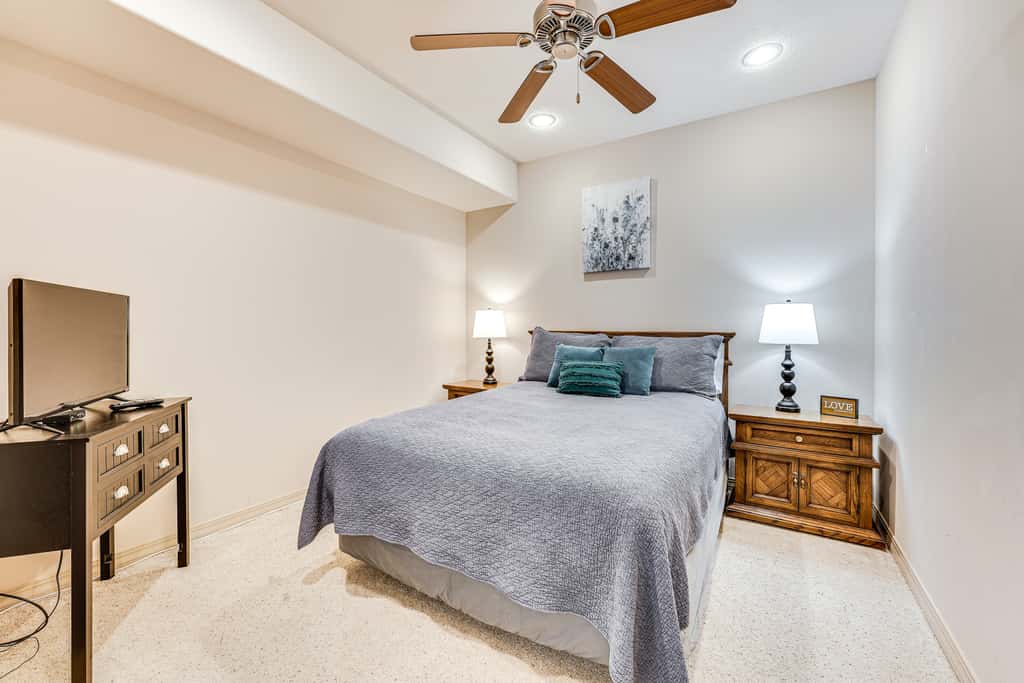 Relax Fireside: Branson West Gem w/ Hot Tub Access
