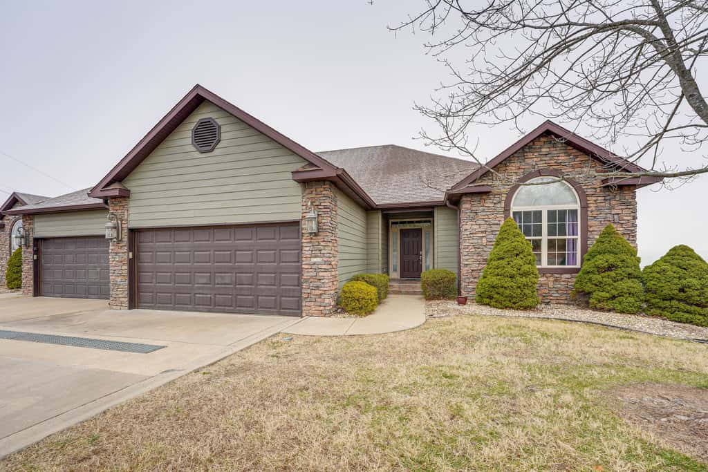 Relax Fireside: Branson West Gem w/ Hot Tub Access