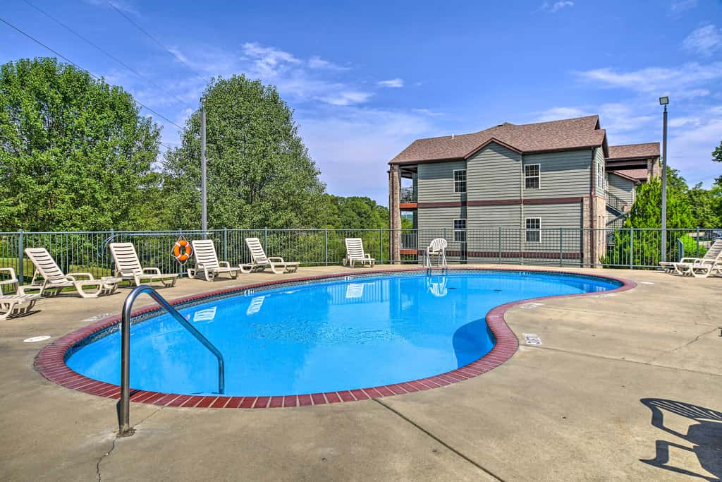 Relax Fireside: Branson West Gem w/ Hot Tub Access
