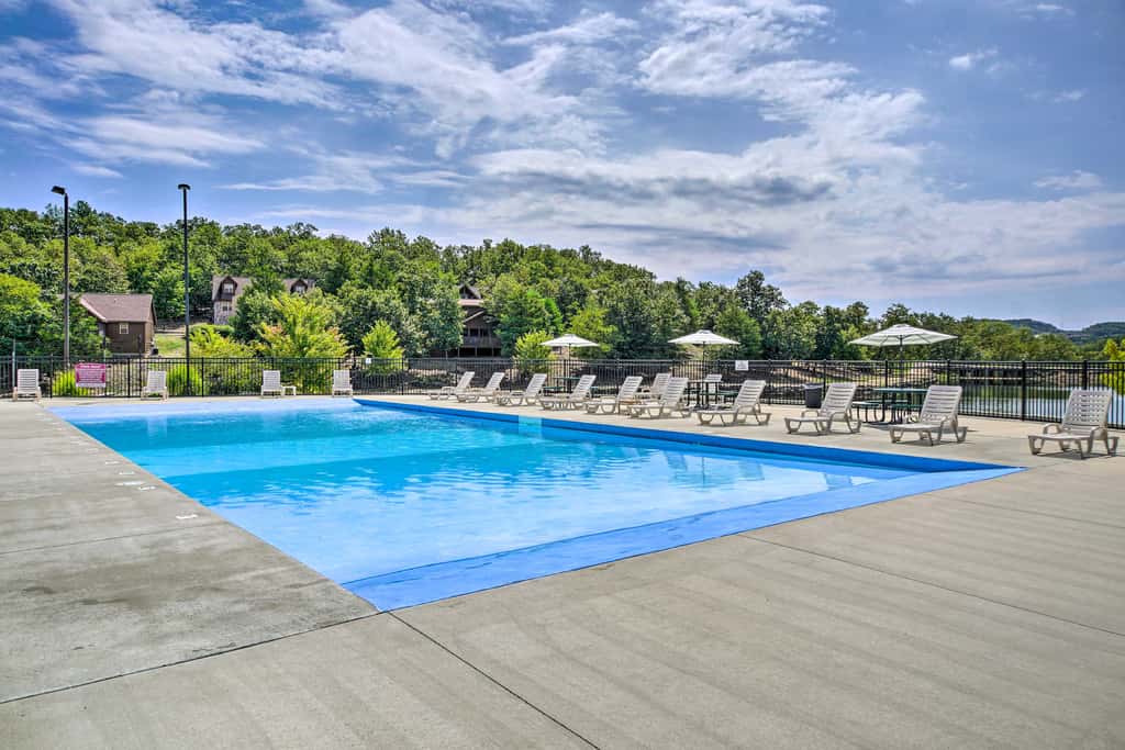 Relax Fireside: Branson West Gem w/ Hot Tub Access