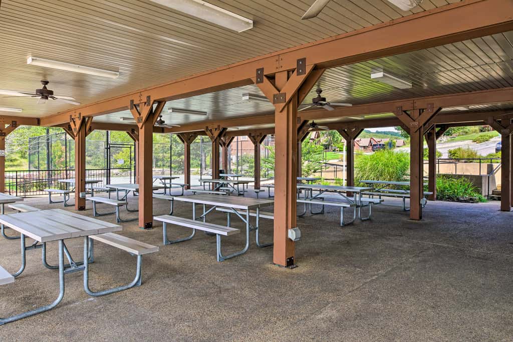 Relax Fireside: Branson West Gem w/ Hot Tub Access