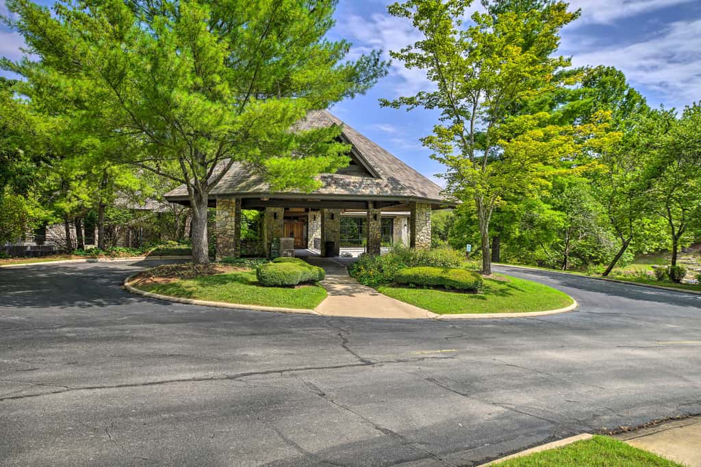 Relax Fireside: Branson West Gem w/ Hot Tub Access
