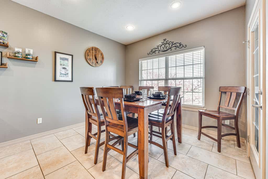 Relax Fireside: Branson West Gem w/ Hot Tub Access
