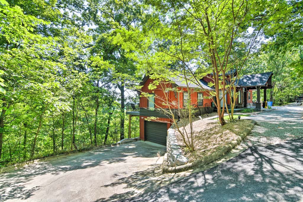 Pet-Friendly Branson Area Home: Hot Tub, Game Room