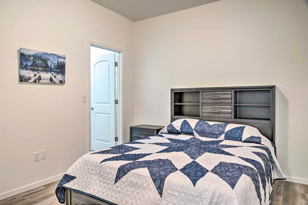Updated Cabin w/ Direct Lake Access & Pool!