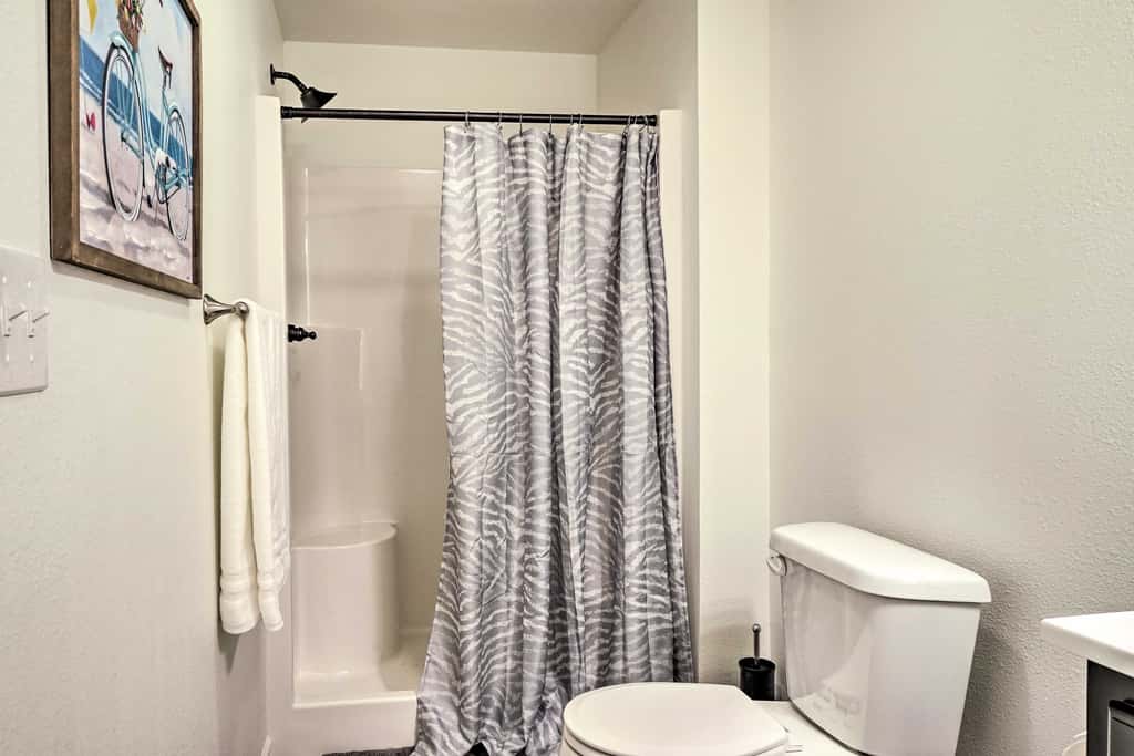 Updated Cabin w/ Direct Lake Access & Pool!