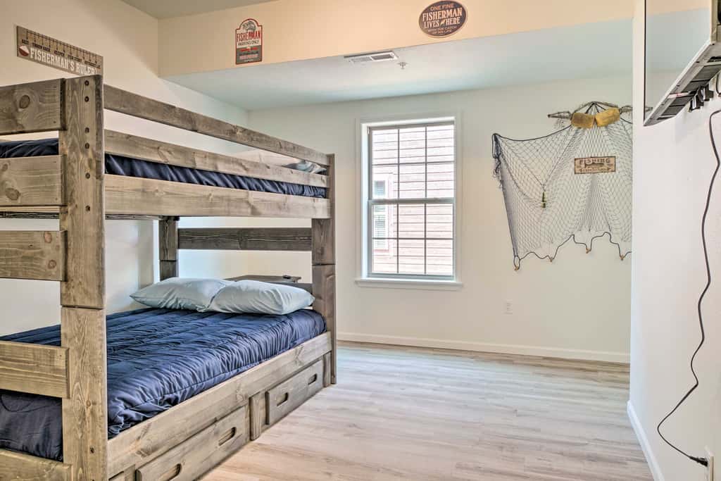 Updated Cabin w/ Direct Lake Access & Pool!