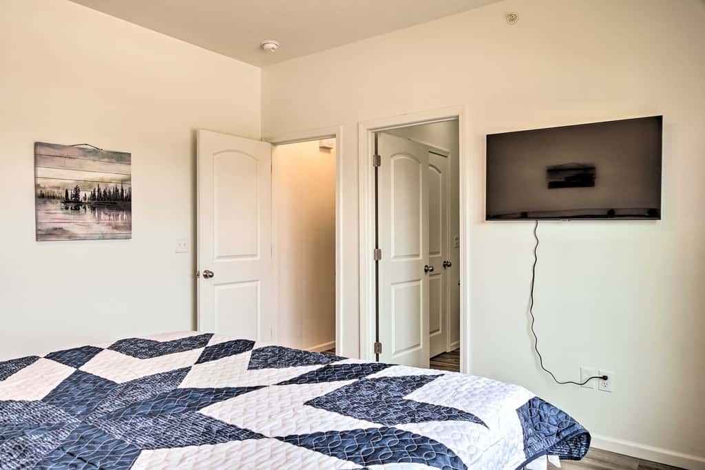 Updated Cabin w/ Direct Lake Access & Pool!