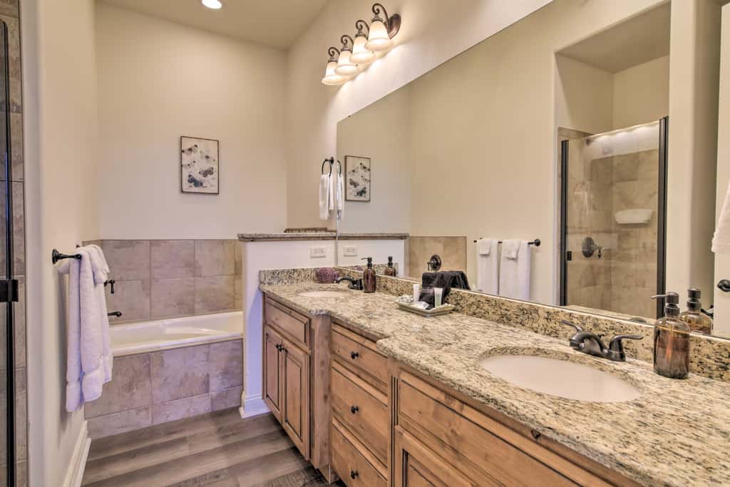 Luxe Mtn-View Condo in Branson w/ Hot Tub Access!
