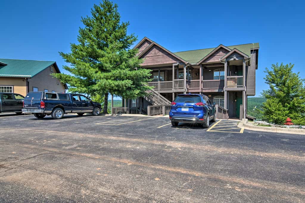 Luxe Mtn-View Condo in Branson w/ Hot Tub Access!
