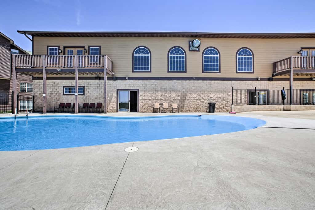 Luxe Mtn-View Condo in Branson w/ Hot Tub Access!