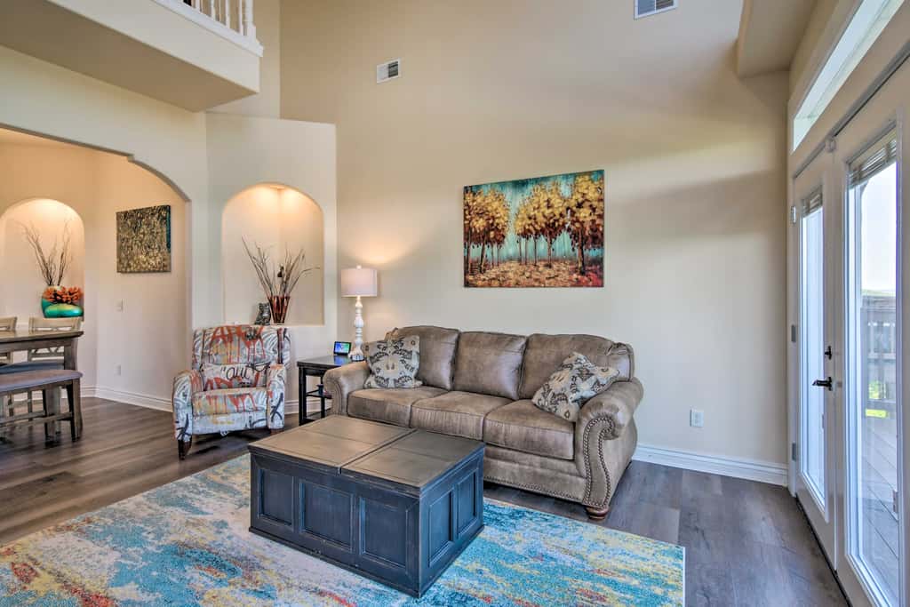Luxe Mtn-View Condo in Branson w/ Hot Tub Access!