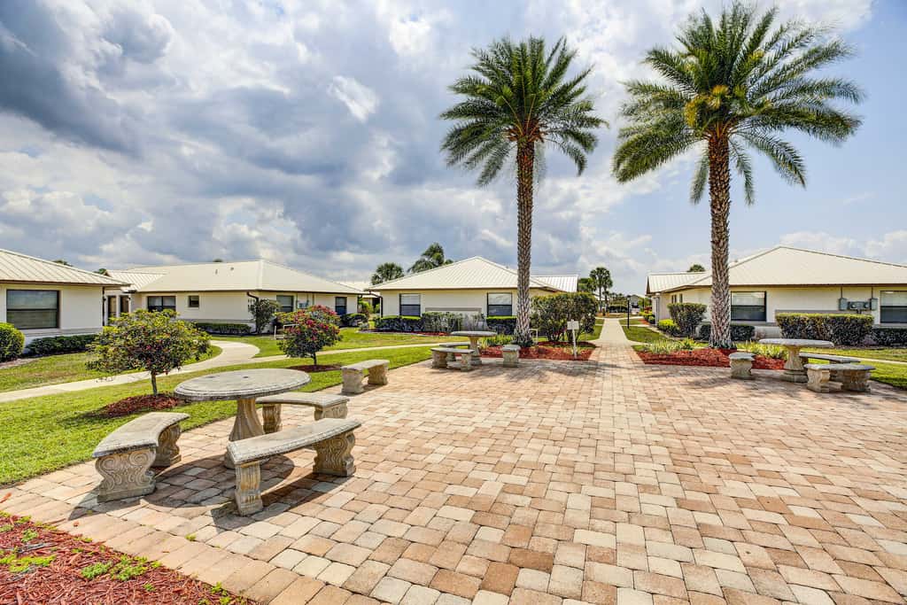 Screened Patio & Grill at Sebring Resort Community