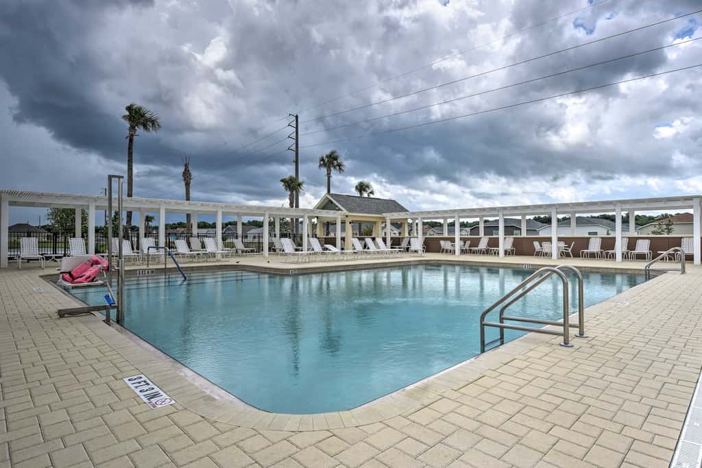Lanai & Resort Amenities: The Villages Getaway