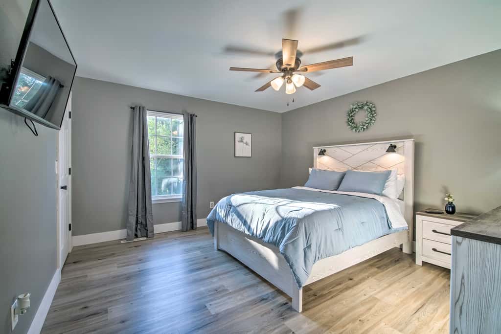 Pet-Friendly Abode, Walk to Table Rock Lake!