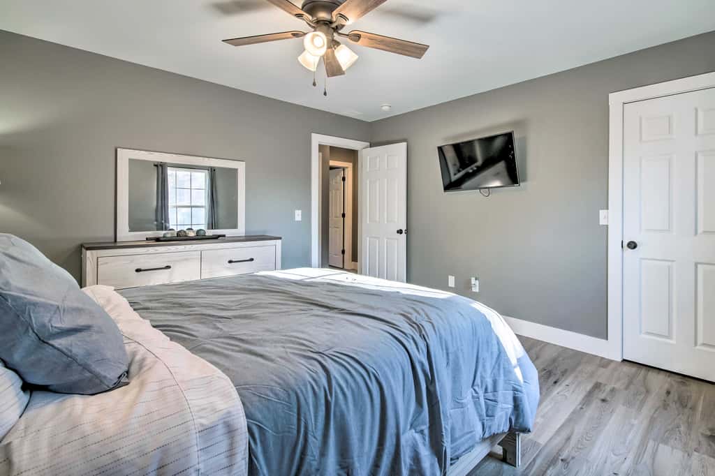 Pet-Friendly Abode, Walk to Table Rock Lake!