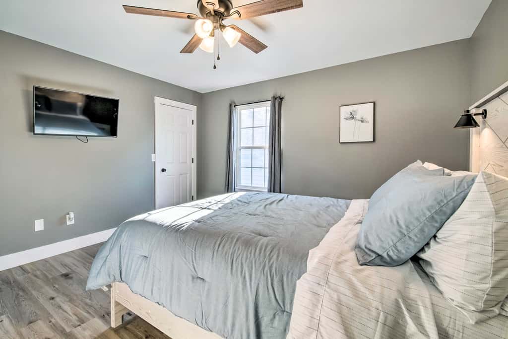 Pet-Friendly Abode, Walk to Table Rock Lake!