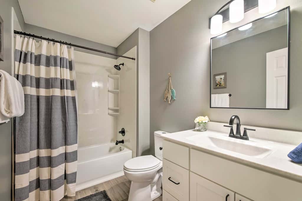 Pet-Friendly Abode, Walk to Table Rock Lake!
