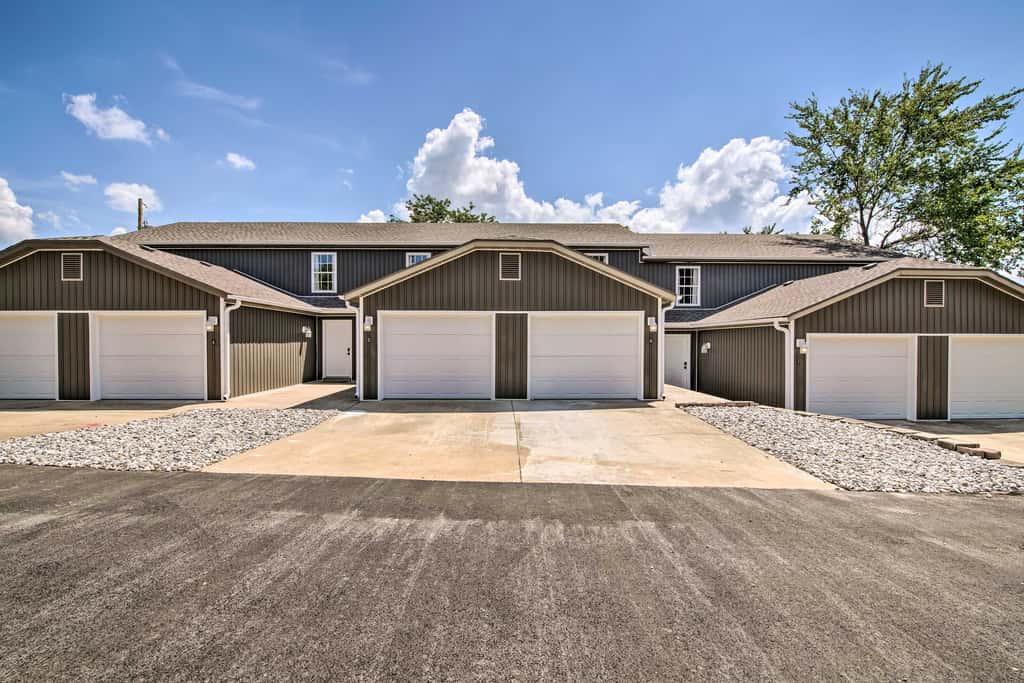 Pet-Friendly Abode, Walk to Table Rock Lake!