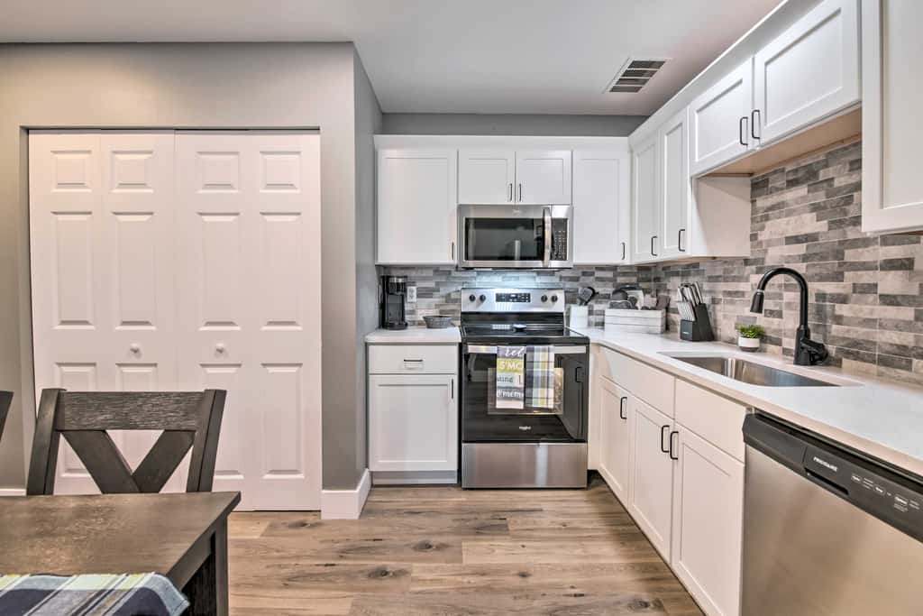 Pet-Friendly Abode, Walk to Table Rock Lake!