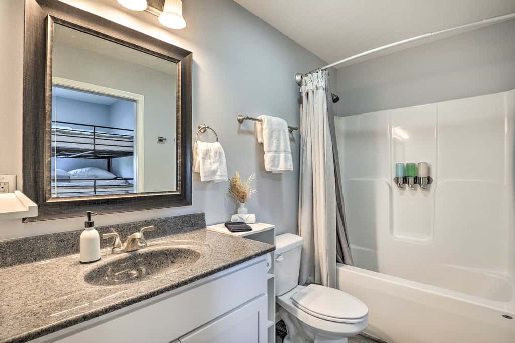 Reeds Spring Condo ~ 3 Mi to Silver Dollar City!