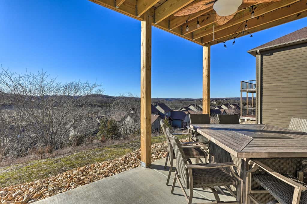 Reeds Spring Condo ~ 3 Mi to Silver Dollar City!