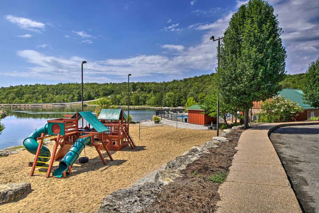 Reeds Spring Condo ~ 3 Mi to Silver Dollar City!