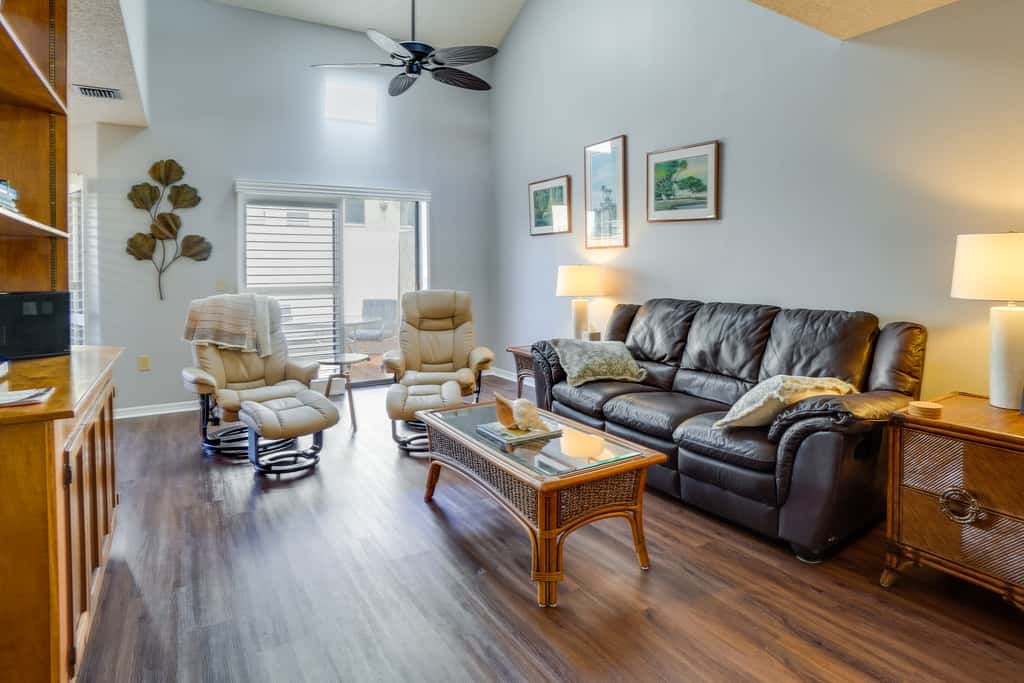 Walk to Restaurants: Downtown Leesburg Townhome!