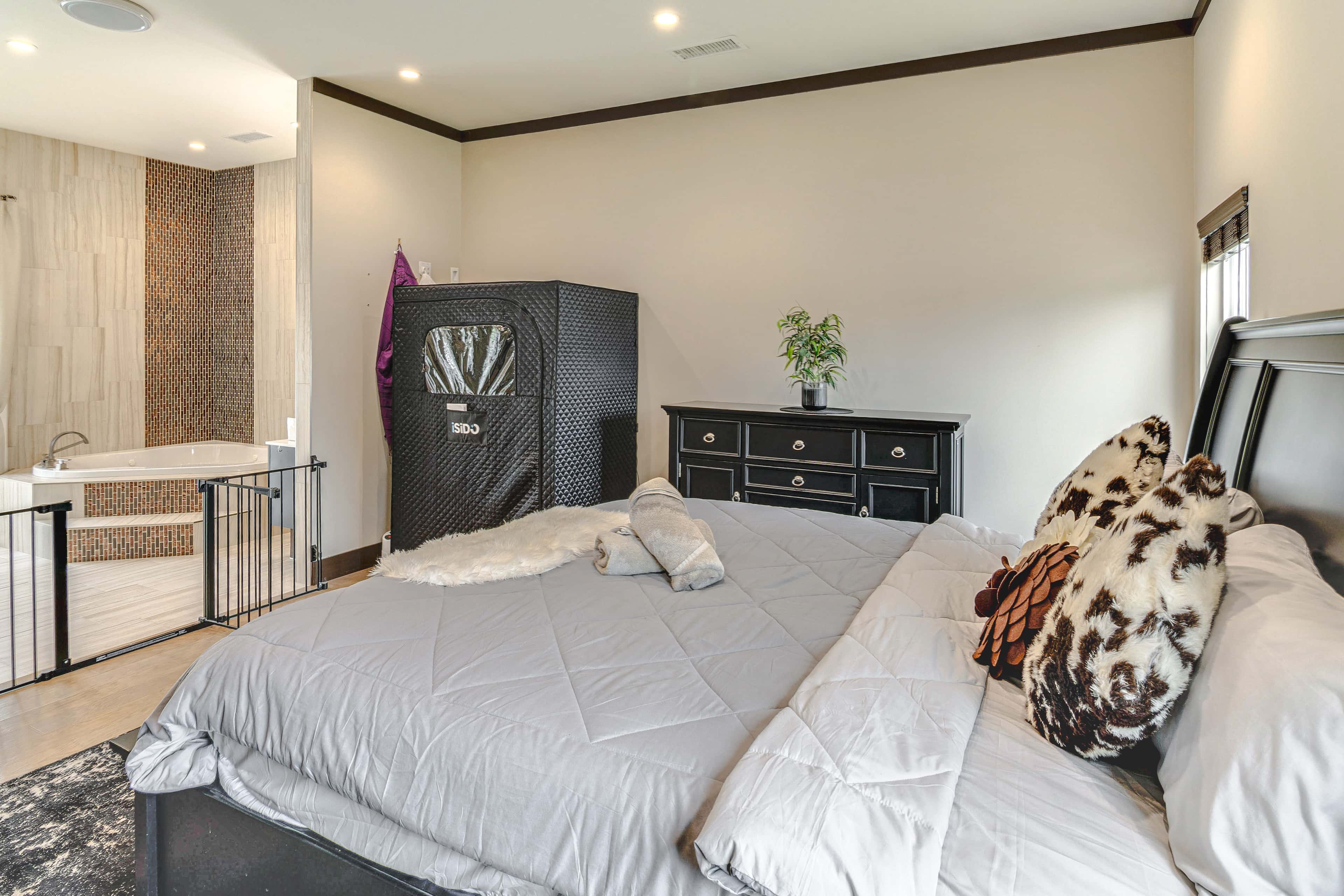 Private Pool + Sauna: Pet-Friendly Reseda Retreat!