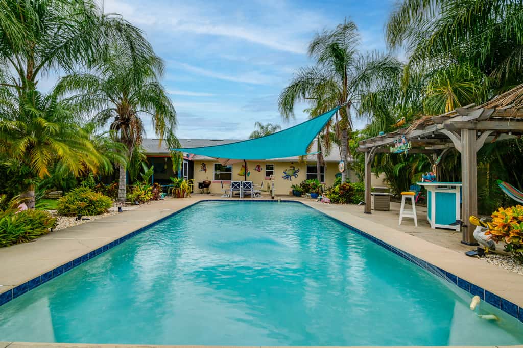 Outdoor Oasis w/ Bar & Lanai: Tavares Escape